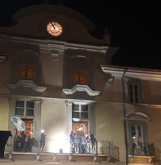 Palio di Asti, l’acquazzone non ferma la presentazione dei fantini.  Ecco le batterie